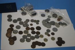 A QUANTITY OF BRITISH AND WORLD COINS TO INCLUDE 50P PIECES, £2 COINS, TOKENS ETC.