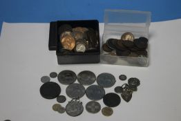 A COLLECTION OF BRITISH AND WORLD COINS TO INCLUDE COMMEMORATIVES