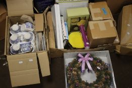 A QUANTITY OF ITEMS TO INCLUDE BLUE & WHITE CERAMICS, A WREATH ETC.