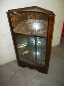 A MIRRORED CORNER DISPLAY UNIT