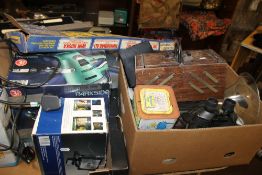 A QUANTITY OF SUNDRIES TO INCLUDE BINOCULARS, A BOXED SECURITY FLOODLIGHT, A POPCORN POPPER ETC.