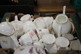 A TRAY OF TEA & DINNERWARE TO INCLUDE ROYAL DOULTON 'SIGNATURE' (TRAY NOT INCLUDED)