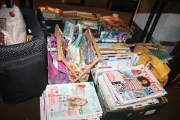 A QUANTITY OF CROCHET MAGAZINES TOGETHER WITH VARIOUS KNITTING BAGS AND ACCESSORIES ETC.