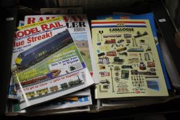 A TRAY OF MISCELLANEOUS BOOKS TO INCLUDE MILITARY TOGETHER WITH A TRAY OF RAILWAY MODELLER MAGAZINES