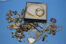 A QUANTITY OF COSTUME JEWELLERY