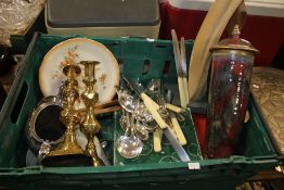 A TRAY OF METALWARE AND CERAMICS TO INCLUDE A PAIR OF BRASS CANDLESTICKS