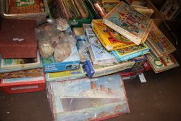 A QUANTITY OF VINTAGE AND MODERN JIGSAWS TO INCLUDE ONE OF THE 'QUEEN MARY' LINER (NOT CHECKED)