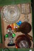 A TRAY OF GLASSWARE TO INCLUDE A MURANO GLASS CLOWN A/F¦Condition Report:Murano clown is broken¦