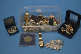 A QUANTITY OF COSTUME JEWELLERY