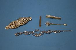TWO YELLOW METAL TIE CLIPS, HAT PIN, WHITE METAL BROOCH ETC.