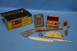 A VINTAGE JACOB'S CREAM CRACKER TIN CONTAINING A QUANTITY OF COLLECTABLES TO INCLUDE PICTURE