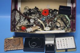 A QUANTITY OF COSTUME JEWELLERY TO INCLUDE WRIST WATCHES