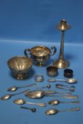 A COLLECTION OF HALLMARKED SILVER AND WHITE METAL ITEMS TO INCLUDE CANDLE HOLDER, TEASPOONS, ROSE