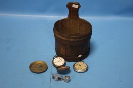 A SMALL VINTAGE WOODEN BARREL, H 17.5 CM, AND CONTENTS TO INCLUDE A SILVER POCKET WATCH, A STOPWATCH