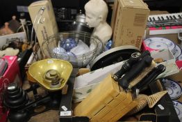 A QUANTITY OF SUNDRIES TO INCLUDE A SET OF SALTER SCALES AND WEIGHTS, KITCHEN KNIVES ETC.
