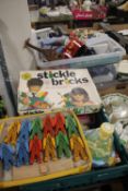 A QUANTITY OF VINTAGE CHILDREN'S TOYS AND GAMES TO INCLUDE STICKLE BRICKS, PUPPETS, SHAPE POSTBOX