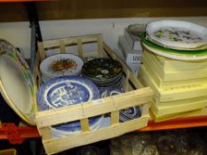 A QUANTITY OF COLLECTORS PLATES AND OTHER CERAMICS TO INCLUDE WEDGWOOD AND ROYAL WORCESTER