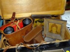 A LIDDED WOODEN BOX OF COLLECTABLES TO INCLUDE A PAIR OF CASED GALLNOVA 23 X 50 FIELD BINOCULARS AND