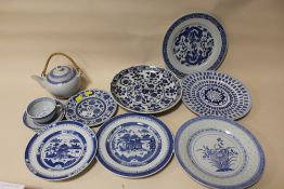 A COLLECTION OF ORIENTAL BLUE AND WHITE CERAMICS TO INCLUDE PAGODA PATTERNED EXAMPLES
