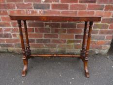 A VICTORIAN MAHOGANY TABLE H-68 CM W-86 CM