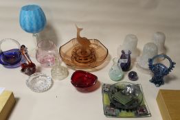 A QUANTITY OF ASSORTED GLASSWARE TO INCLUDE AN ART DECO PINK GLASS TABLE CENTREPIECE, CAITHNESS