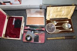 A BOX OF COLLECTABLES TO INCLUDE A BRASS AND LEATHER TELESCOPE, CASED SILVER PLATED SERVING SET ETC