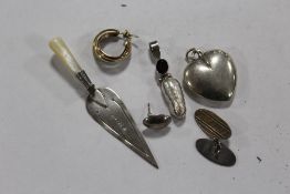 A SMALL BAG OF JEWELLERY TO INCLUDE A HALLMARKED SILVER AND MOTHER OF PEARL TROWEL SHAPED BOOK MARK,