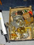 A TRAY OF METALWARE AND COLLECTABLES TO INCLUDE A HUNTER TELESCOPE AND GLASSWARE