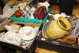 THREE TRAYS OF ASSORTED CERAMICS, TO INCLUDE WEDGWOOD