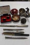 A TUB OF COLLECTABLES TO INCLUDE VINTAGE PENS, ANTIQUE MOURNING LOCKET