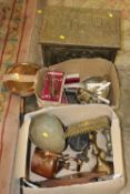 A QUANTITY OF ASSORTED METALWARE TO INCLUDE SILVER PLATE, BRASS TRIVET, AND COPPER KETTLE