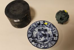 A CARVED PUZZLE BALL ON STAND TOGETHER WITH AN ORIENTAL STYLE BLUE AND WHITE PLATE, PLATE CRACKED,