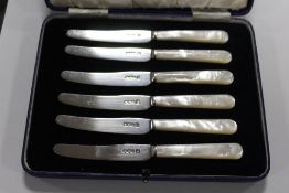 A CASED SET OF SIX HALLMARKED SILVER BLADED MOTHER OF PEARL HANDLED KNIVES APPROX WEIGHT -147.6G