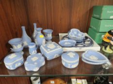 A COLLECTION OF WEDGWOOD JASPERWARE TO INCLUDE A NAVY BLUE CABINET PLATE, VASES, PIN DISHES ETC
