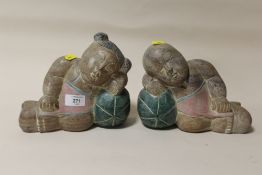 A PAIR OF CARVED HARD WOOD FIGURES OF A MALE AND FEMALE RESTING, H 17 CM