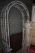A METAL GARDEN ARCHWAY TOGETHER WITH TWO FLORAL TRELLIS H 236 CM