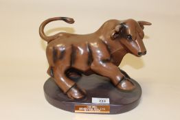 A RESIN MODEL OF THE BIRMINGHAM BULL RING BULL ON PLINTH, H 19.5 CM