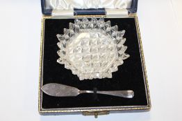 A CASED HALLMARKED SILVER BUTTER KNIFE AND CUT GLASS DISH SET APPROX WEIGHT OF KNIFE - 11.8G