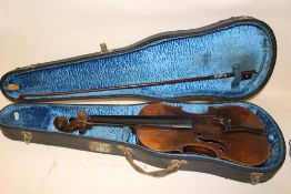 A CASED ANTIQUE ONE PIECE BACK VIOLIN WITH BOW - OVERALL LENGTH 58CM