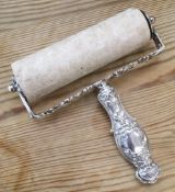 A HALLMARKED SILVER ROLLER BLOTTER BY WILLIAM CUMMINGS HAVING AESTHETIC BIRDS, FOLIATE AND GREEN MAN