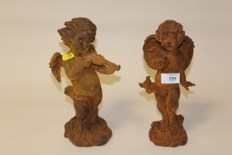 A PAIR OF OUTDOOR CAST METAL CHERUB FIGURES, H 28 CM