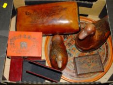 A TRAY OF ORIENTAL LACQUER WARE ITEMS TO INCLUDE DUCK SHAPED LIDDED BOXES