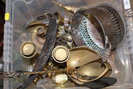 A BOX OF ASSORTED METALWARE TO INCLUDE HORSE BRASSES ETC.