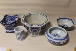 A COLLECTION OF MODERN CHINESE / ORIENTAL BLUE AND WHITE CERAMICS TO INCLUDE FIVE CLAWED DRAGON