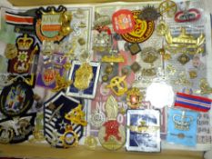 A TRAY OF MILITARY BADGES ETC.