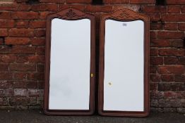 A PAIR OF MAHOGANY CARVED REPRODUCTION WALL MIRRORS, OVERALL HEIGHT 100 CM X WIDTH 46 CM