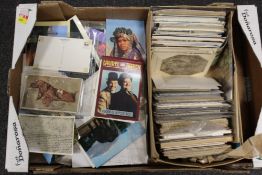 A COLLECTION OF VINTAGE AND MODERN POSTCARDS TO INCLUDE LAUREL AND HARDY