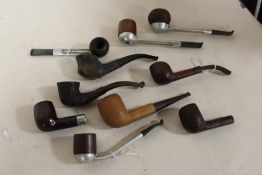 A COLLECTION OF VINTAGE PIPES
