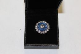 A MODERN DAISY STYLE DRESS RING J1/2