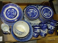 A TRAY OF BLUE AND WHITE CHINA TO INCLUDE WILLOW PATTERN EXAMPLES